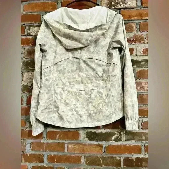 Athleta RUNNING FREE REFLECTIVE JACKET Size XXS Camo - Picture 8 of 10